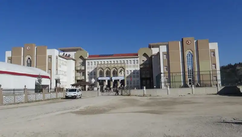 Ortaokulda Öğretmenden Öğrenciye Şiddet İddiası: Olayın Detayları ve Tepkiler