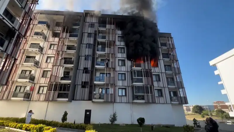 Çanakkale'de Yangın Paniği: Mahalle Sakinleri Geceyi Korku İçinde Geçirdi