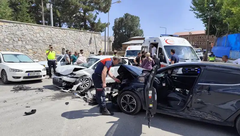 Bitlis'te Trafik Kazası: İki Otomobil Çarpıştı, 10 Yaralı
