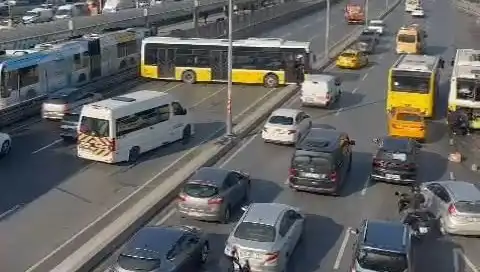 Trafiği Felç Eden Kazanın Ayrıntıları: İETT Otobüsü İki Araçla Çarpıştı