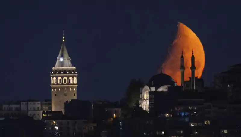 İstanbul'da Yarım Ay: Tarihi Güzellik Geceyi Aydınlattı