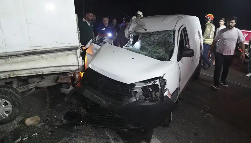 İstanbul'da Trafik Kazası: 3 Kişi Yaralandı, Olay Yeri Karıştı