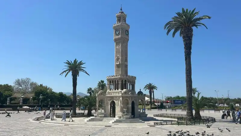 İzmir'de Sıcak Hava Dalgası: 42 Dereceler Meydanları Boş Bıraktı