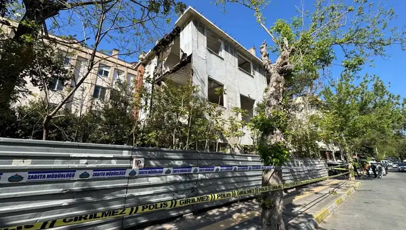 Bakırköy'de Depremde Metruk Bina Kısmen Çöktü, Çevre Korku İçinde!