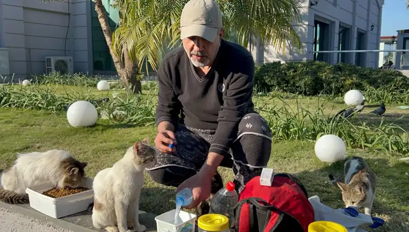 59 Yaşındaki Adamın Göz Dolduran Yürüyüşü ve Merhameti