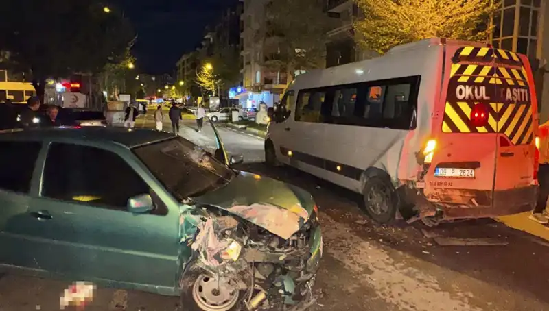 Otomobil Servis Minibüsüne Çarptı: Korkunç Kazada 6 Yaralı
