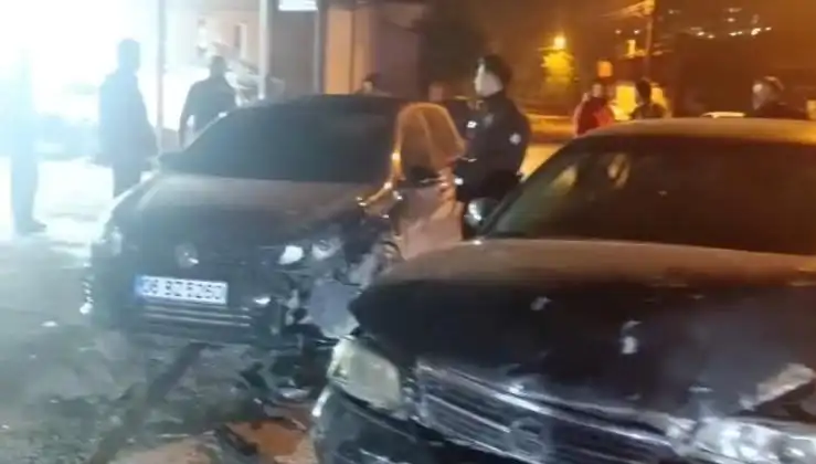 Çevirmeden Kaçarken Kontrolden Çıkan Araç Kaza Yaptı