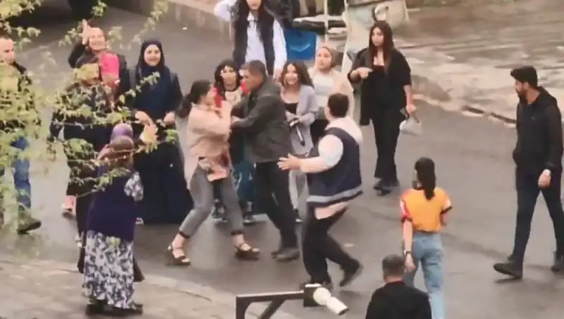 Adliye Önünde Şok Eden Kavga: Tekme ve Yumruklar Çeşitli Tartışmalara Neden Oldu