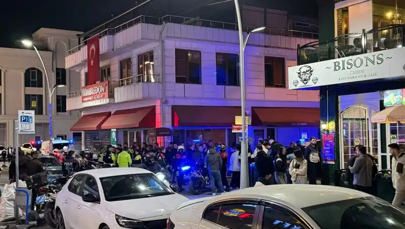 Kafenin Önünde Korkunç Olay: Havaya Ateş Açtılar, Sahibi Bıçakla Yaralandı