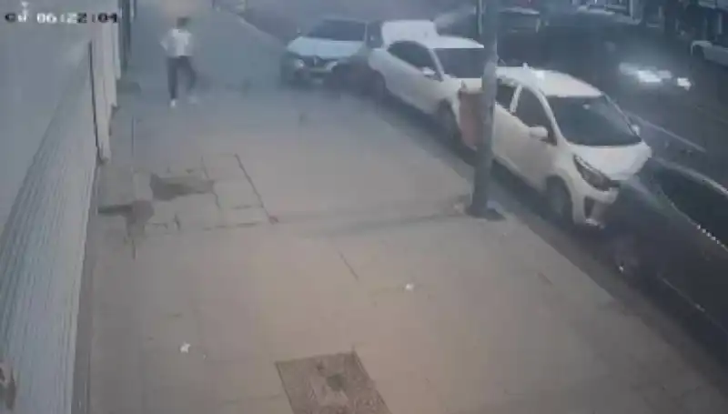 Direksiyon Hakimiyetini Kaybeden Sürücü Park Halindeki Araçlara Çarptı!
