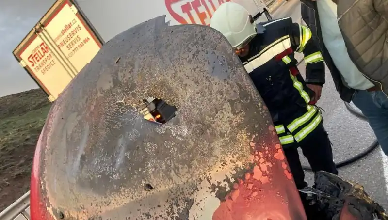 Seyir Halindeki Otomobilde Büyük Yangın: Olay Anı Korkuttu!