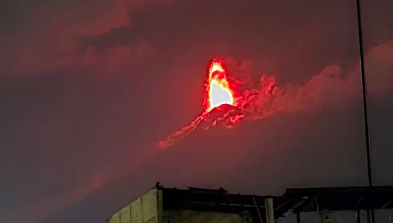 Fuego Yanardağı Saldırıyor: 30 Bin Kişi Tahliye Edilmeye Hazır