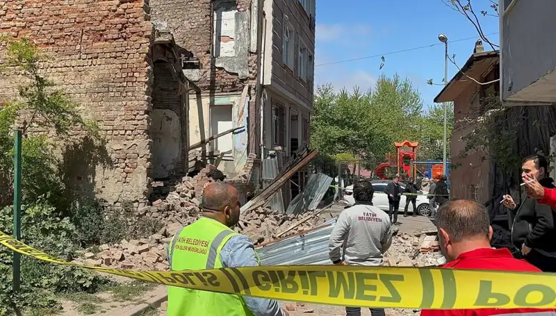 Fatih’te Şok Edici Deprem: Bir Bina Aniden Yıkıldı!