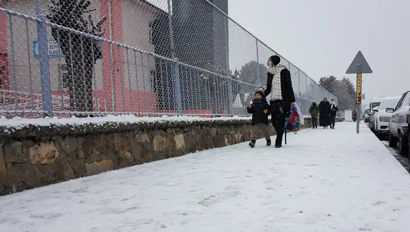 İlkbaharda Kışı Yaşayan Şehir: Büyüleyici Beyaz Manzaralar