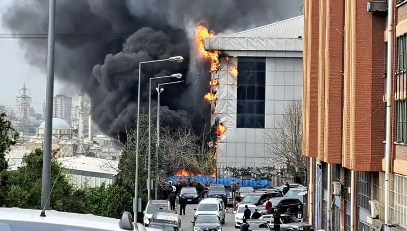 Başakşehir’de Sanayi Sitesinde Büyük Yangın Paniği: Olayın Sebepleri ve Sonuçları